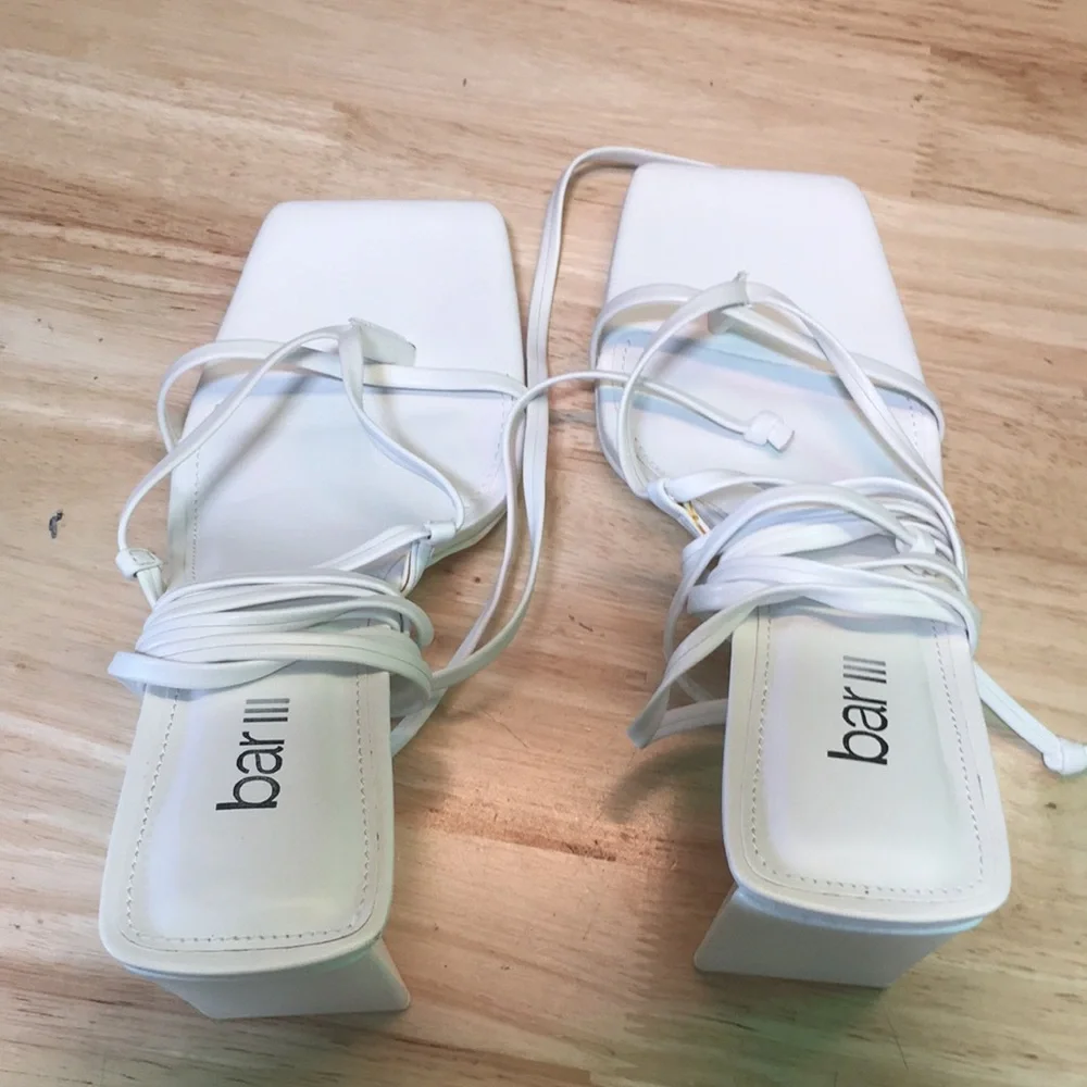 New WB Woman’s bar III White Strappy Block Heel Sandals